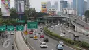 Suasana kendaraan lalu lalang di Jalan Gatot Subroto, Jakarta, Senin (12/12). Hari libur memperingati Maulid Nabi Muhammad SAW membuat kondisi lalu lintas di Ibu Kota relatif lengang dibanding hari biasa. (Liputan6.com/Immanuel Antonius)