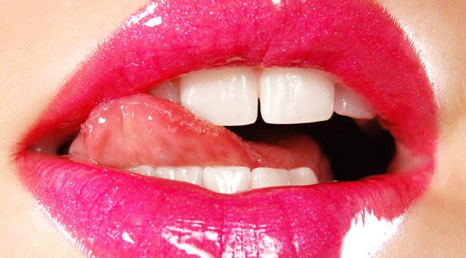 4 Bahasa Tubuh Ini Mengartikan Seorang Wanita Menyukai Anda