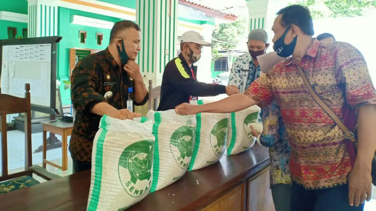 Pengecekan beras BPNT di wilayah Kecamatan Rengel, Kabupaten Tuban (Ahmad Adirin/Liputan6.com)