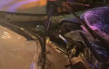 Mobil Mewah Ringsek Parah Diduga Usai Seruduk Truk di Tol Dalam Kota, Sopir Tewas