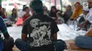 Sekelompok anak punk saat belajar mengaji dengan Komunitas Tasawuf Underground di kolong flyover Tebet, Jakarta, Sabtu (8/12). (Merdeka.com/Imam Buhori)