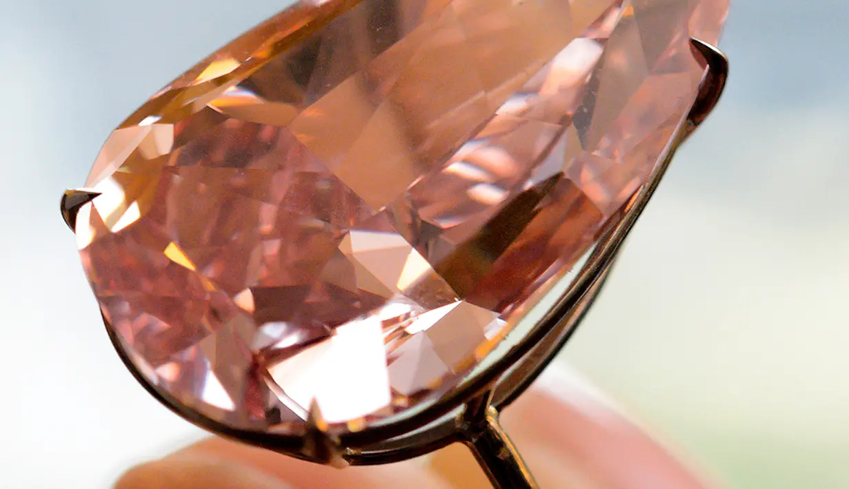 Berlian 'Unique Pink' diperlihatkan saat jumpa pers di rumah lelang Sotheby di Jenewa, Swiss, Senin (9/5). Berlian pink Fancy Vivid bobot 15,38 karat merupakan jenis berlian istimewa dan terlangka di dunia. (AFP Photo/Fabrice Coffrini)