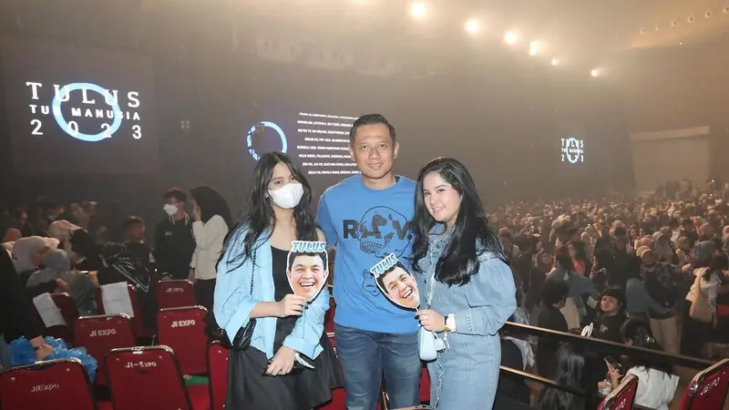Agus Yudhoyono, Annisa Pohan, dan Aira Tampak Bahagia Saat Menonton Konser Tulus Tur Manusia 2023 di Jakarta