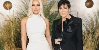 Kris Jenner tampil memukau dengan powersuit yang dipadukan dengan celana pendek hitam. Paduan boots menambah gaya sempurna yang begitu penuh pernyataan. [Foto: Instagram/ Kris Jenner]