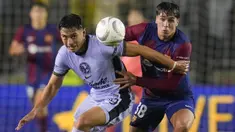 Pemain Barcelona, Marc Guiu (kanan) berebut bola dengan pemain Club America, Ramon Juarez pada laga persahabatan di Cotton Bowl, Dallas, Amerika Serikat, Jumat (22/12/2023) dini hari WIB. (AP Photo/Julio Cortez)
