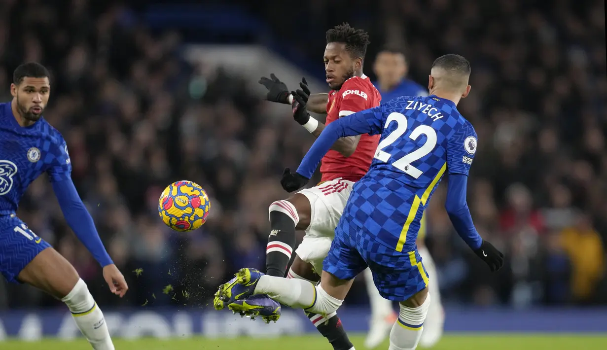 Gelandang Manchester United, Fred berebut bola dengan pemain Chelsea, Hakim Ziyech pada pertandingan lanjutan Liga Inggris di di stadion Stamford Bridge, London, Senin (29/11/2021). Hasil imbang membuat MU masih tertahan di peringkat 8 klasemen dengan 18 poin. (AP Photo/Kirsty Wigglesworth)