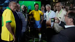 Mantan legenda sepakbola Brasil, Dario (kiri) dan Presiden CBF Rogerio Caboclo berfoto dengan patung Pele di Museum Tim Sepak Bola Brasil di Rio de Janeiro, Kamis (20/2/2020). Patung Pele diluncurkan sebagai bagian dari peringatan 50 tahun sejak kemenangan Piala Dunia 1970. (AP/Leo Correa)