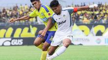 Kapten PSIM Yogyakarta, Aditya Putra Dewa mendapatkan kawalan ketat dari pemain Gresik United dalam laga pekan ke-7 Wilayah Tengah Liga 2 2022/2023 di Stadion Gelora Joko Samudro, Gresik, Sabtu (1/10/2022) (Dok. PSIM Yogyakarta)