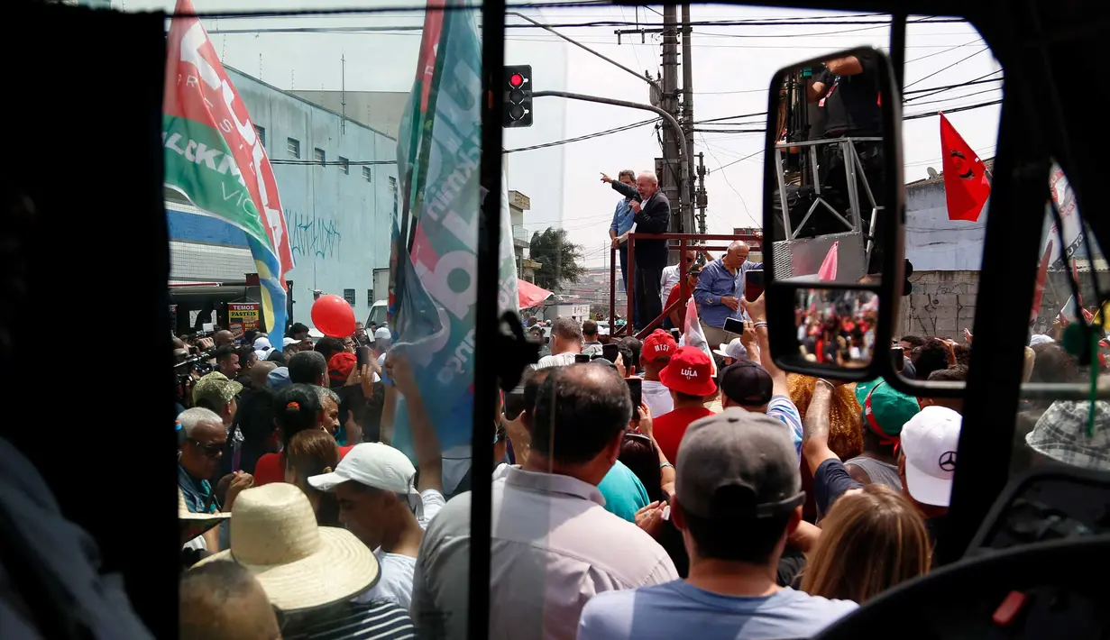 Mantan presiden Brasil (2003-2010) dan calon presiden dari Partai Buruh (PT) berhaluan kiri, Luiz Inacio Lula da Silva menyampaikan pidato saat kampanye di Sao Mateus, Negara Bagian Sao Paulo, Brasil, pada 17 Oktober 2022. - Lula da Silva dan presiden Jair Bolsonaro akan menghadapi putaran kedua pemilihan presiden pada 30 Oktober, dengan ekspektasi persaingan ketat mendorong kedua belah pihak untuk mengintensifkan kampanye menjelang pemilihan. (Foto oleh Miguel SCHINCARIOL / AFP)