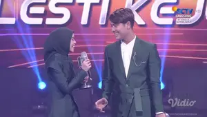 Rizky Billar dan Lesti Kejora menjadi pemenang Lagu Dangdut/Lagu Berbahasa Daerah Paling Ngetop di SCTV Music Awards 2024. (Screenshoot Live Streaming SCTV)
