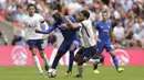 Pemain Tottenham Hotspur, Mousa Dembele (kanan) berebut bola dengan pemain Chelsea, Tiemoue Bakayoko pada lanjutan Premier League di  Wembley stadium, London, (20/8/2017). (AP/Alastair Grant)