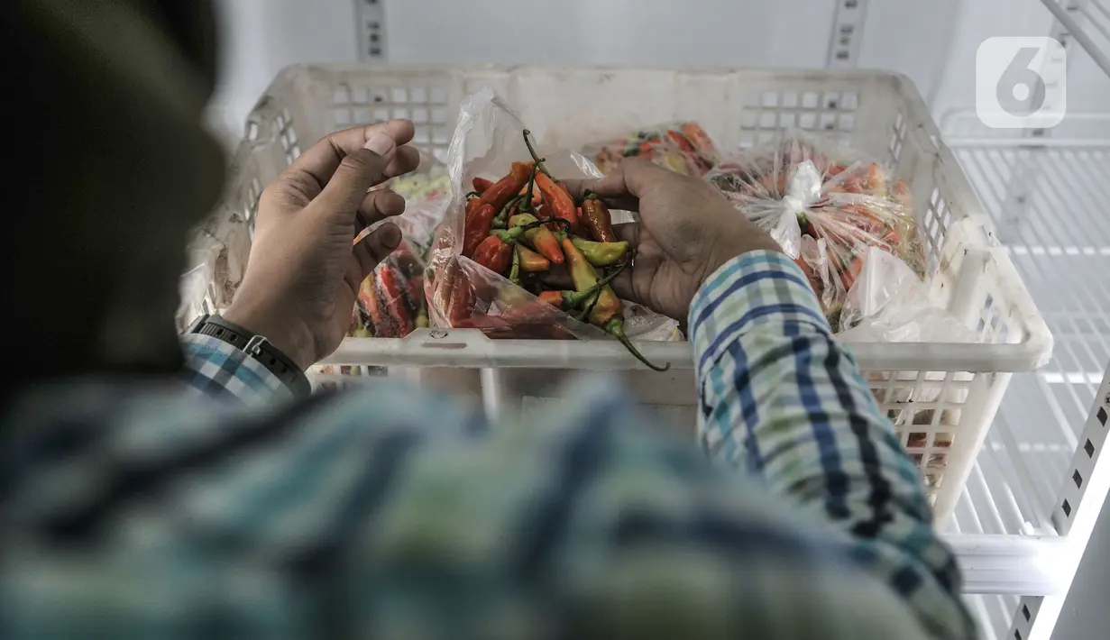 Pekerja menyiapkan paket cabai rawit merah yang siap dijual dalam Pasar Cabai Murah di Pasar Mitra Tani Klender, Duren Sawit, Jakarta, Rabu (10/3/2021). Pasar Cabai Murah tersebut menjual cabai rawit Rp38.000 hingga Rp49.000 per setengah kilogram. (merdeka.com/Iqbal S Nugroho)
