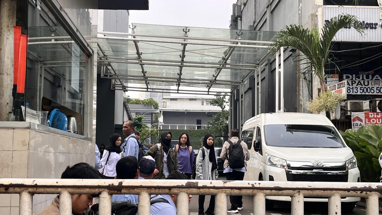 TNI Jaga Ketat Kantor BGN Usai Dadan Hindayana Dicopot, Pegawai-Tamu Menunggu di Luar Gedung