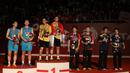 Mohammad Ahsan/Hendra Setiawan bersama pemenang lainnya. Minggu (16/8/2015). (Bola.com/Arief Bagus)
