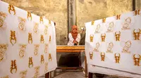 Proses pembuatan Batik Valiri dengan memanfaatkan bahan-bahan alami di Hutan Ranjuri, Kabupaten Sigi, Sulawesi Tengah. (dok.