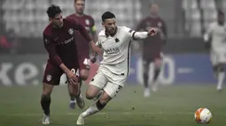 Gelandang CFR Cluj, Catalin Mihai (kiri), membayangi pergerakan bek AS Roma, Leonardo Spinazzola, dalam laga lanjutan Liga Europa 2020/21 Grup A di Cluj-Napoca, Rumania, Kamis (26/11/2020) waktu setempat. CFR Cluj kalah 0-2 dari AS Roma. (AFP/Alex Nicodim)