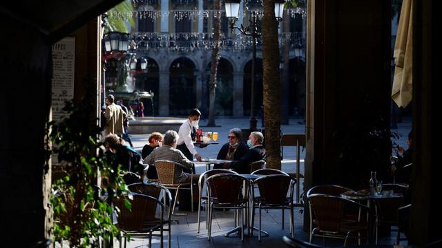 FOTO: 40 Hari Tutup karena COVID-19, Restoran dan Bar di Barcelona Kembali Dibuka
