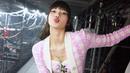 <p>Unggahan Lisa member termuda di grup BLACKPINK tersebut membuat netizen heboh. Tak sedikit yang merasa heran dengan Lisa yang tiba-tiba mengunggah foto dengan lelaki. (Instagram/ lalalalisa_m)</p>