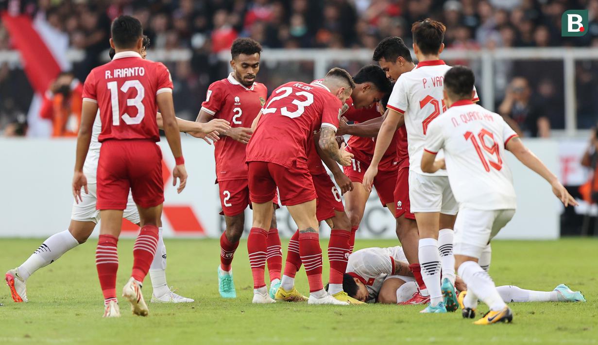 Para pemain Timnas Indonesia mengerumuni seorang pemain Vietnam yang terjatuh dalam laga leg pertama babak semifinal Piala AFF 2022 di Stadion Utama Gelora Bung Karno (SUGBK), Jumat (6/1/2023) sore WIB. Beberapa kali sempat terjadi insiden yang memancing keributan antara kedua tim. (Bola.com/Bagaskara Lazuardi)
