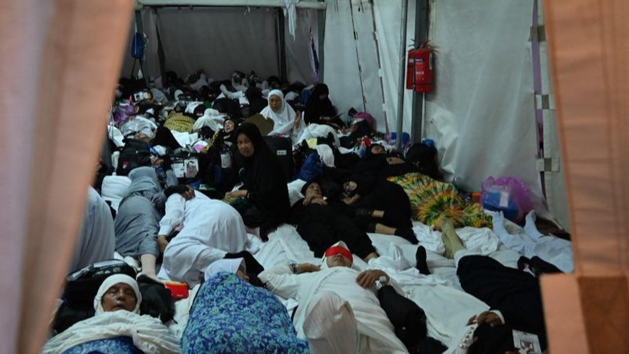 Selain itu, lanjut Muhaimin, rasio jumlah kamar mandi juga tidak seimbang sehingga mengakibatkan jemaah harus mengantre hingga dua jam, serta kebersihannya pun tidak terjaga.<br>