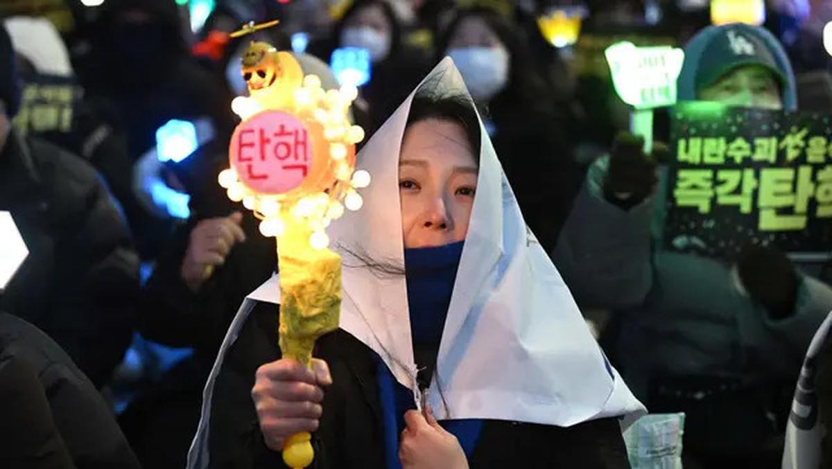 Cahaya Light Stick K-Pop Warnai Desakan Pemakzulan Presiden Yoon Suk Yeol