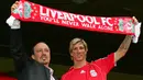 Fernando Torres didampingi pelatih Rafael Benitez saat diperkenalkan sebagai rekrutan baru Liverpool di Anfield Stadium, Liverpool (4/7/2007). Fernando Torres hingga kini masih menjadi pemain Spanyol termahal yang pernah didatangkan Liverpool. The Reds harus mengeluarkan mahar sebesar 38 juta euro atau kini setara Rp618 miliar saat mendatangkannya dari Atletico Madrid pada awal musim 2007/2008. Pada Agustus 2019 ia memutuskan pensiun bersama klub terakhirnya Sagan Tosu. (AFP/Paul Ellis)