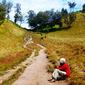 Nurul, salah satu pendaki Gunung Semeru Jatim, mengabadikan foto di bawah Tanjakan Cinta Gunung Semeru Jatim (Dok. Pribadi Nurul Huda / Nefri Inge)