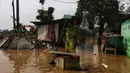 Suasana banjir yang melanda kawasan bantaran kali Cisadane, Tangerang, Jumat (26/4). Banjir kiriman setinggi 2 meter sempat melanda kawasan akibat curah hujan yang tinggi di bogor membuat derasnya air mengalir jauh sampai ke tempat ini. (Liputan6.com/Johan Tallo)