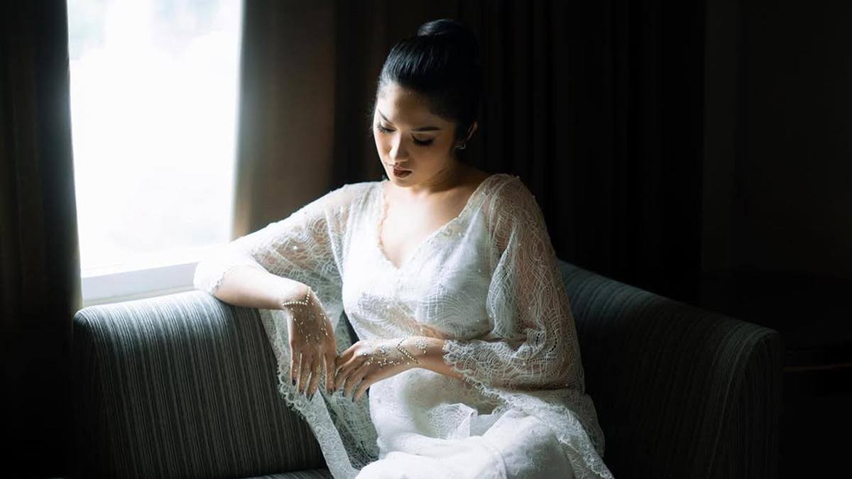 Potret Ochi Rosdiana Pakai Bridal Robe, Pesona Terpancar Sebelum Akad Nikah