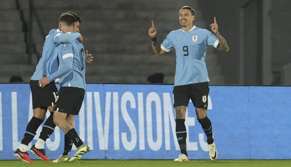 Selebrasi striker Timnas Uruguay, Darwin Nunez (kanan) setelah mencetak gol pertama ke gawang Brasil pada laga Kualifikasi Piala Dunia 2026 Zona Conmebol di Centenario Stadium, Montevideo, Uruguay, Rabu (18/10/2023) pagi WIB. (AP Photo/Matilde Campodonico)