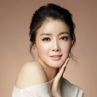 Bintang ‘My Beautiful Bride’ Lee Si Young melakukan sejumlah operasi plastik 10 tahun lalu. Ia pun mengaku jika tidak alasan baginya untuk menyembunyikan hal ini karena orang-orang telah melihat fotonya beberapa tahun lalu. (via kpopmusic.com)