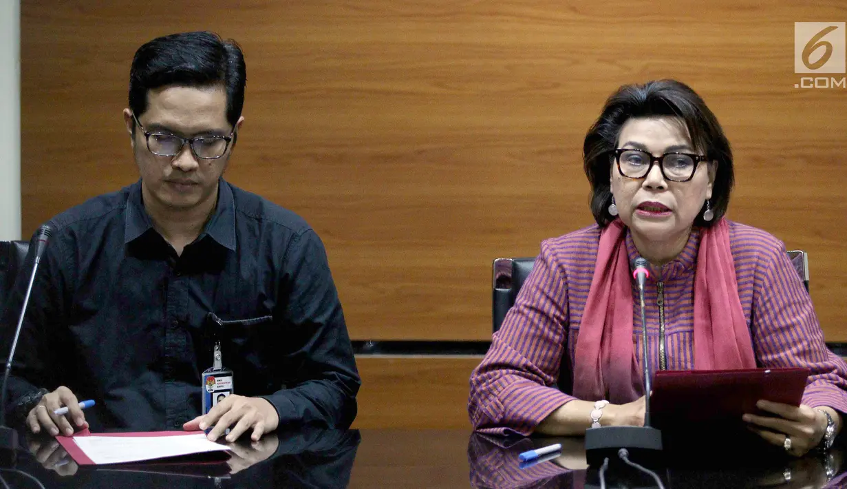 Wakil Ketua KPK, Basaria Panjaitan dan Juru Bicara KPK Febri Diansyah memberikan keterangan pers OTT terkait kesepakatan kontrak kerja sama pembangunan PLTU Riau 1 di Gedung KPK Jakarta, Sabtu (14/7). (Liputan6.com/Johan Tallo)