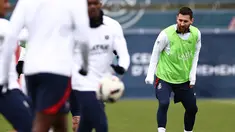 Penyerang Paris Saint-Germain (PSG) Lionel Messi mengikuti sesi latihan jelang menjamu Lens pada pekan ke-31 Ligue 1 2022/2023, di tempat latihan klub "Camp des Loges" di Saint-Germain-en-Laye, sebelah barat Paris, Jumat (14/4/2023). (Photo by Anne-Christine POUJOULAT / AFP)