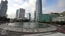 Arus lalu lintas di jalan protokol Thamrin, Jakarta, Senin (8/2). Libur Tahun Baru Imlek 2567 membuat sejumlah ruas jalan protokol di Jakarta lengang. (Liputan6.com/Faizal Fanani)