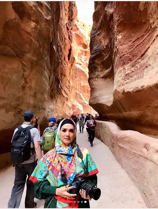 Mulan yang berpenampilan beda dari biasanya juga tak luput dari perhatian netizen. Selain pujian, juga ada yang kritis melihat celana yang dikenakan terlihat ketat. (Instagram/mulanjameela1)