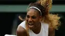 Petenis AS, Serena Williams melakukan servis ke arah lawannya Alison Riske yang juga berasal dari AS pada perempat final Grand Slam Wimbledon di London, Selasa (9/7/2019). Serena ke semifinal dengan susah payah usai mengalahkan Alison Riske 6-4, 4-6, dan 6-3. (AP/Kirsty Wigglesworth)