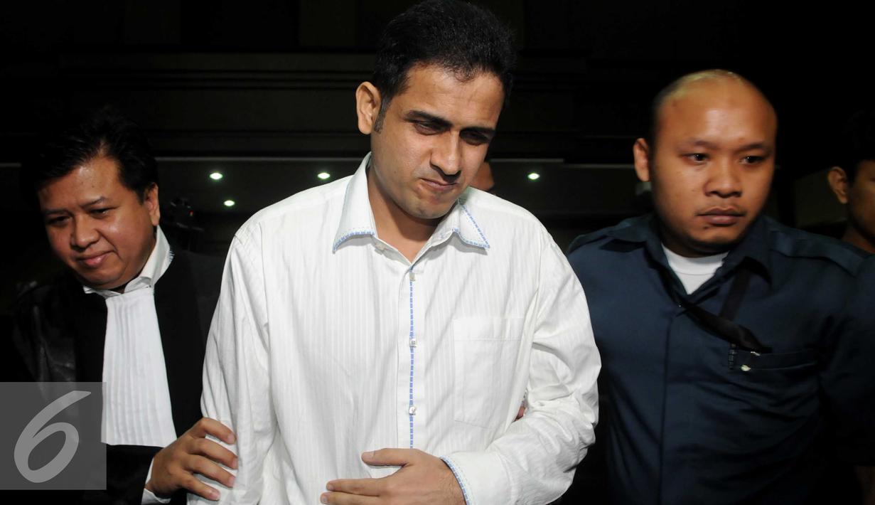 Ekspresi terdakwa mantan anggota Dewan Perwakilan Rakyat, Muhammad Nazaruddin saat keluar dari ruang sidang Pengadilan Tipikor, Kamis (9/6). (Liputan6.com/Helmi Afandi)