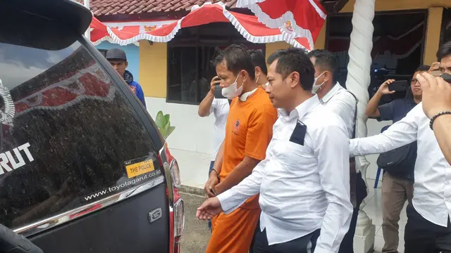 Tersangka RN, 43 tahun, pembunuh mayat tanpa identitas yang ditemukan di Cisewu Garut, Jawa Barat digiring petugas tim Sancang Polres Garut. (Liputan6.com/Jayadi Supriadin)