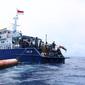 Kapal Pengawas Perikanan (KP) Hiu 15 menertibkan 4 alat bantu penangkapan ikan rumpon ilegal milik nelayan Filipina di perairan Sulawesi Utara. (Dok KKP)