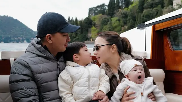 Tampilan Nikita Willy Saat Liburan dengan Keluarga di Italia, Tetap Chic Walau Ajak Balita. (Dok: @nikitawillyofficial9 Instagram https://www.instagram.com/p/DILArfeynRc/?igsh=MWh0N3hjbnNjanJpbg==)
