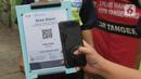 Pengunjung memindai "barcode" melalui aplikasi PeduliLindungi sebelum memasuki Pasar Anyar di Kota Tangerang, Selasa (26/10/2021). PD Pasar Kota Tangerang memberlakukan penerapan aplikasi PeduliLindungi di dua pasar tradisional, yakni Pasar Anyar dan Pasar Poris. (Liputan6.com/Angga Yuniar)