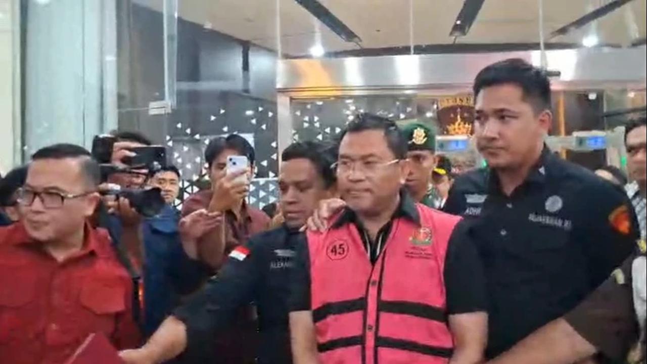 Penampakan Dadan Hindayana, Lodewyk Pusung dan Sony Sanjaya Pakai Rompi Tersangka, Keluar dari Kejagung Diborgol