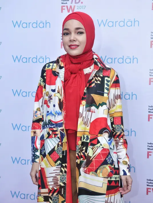 Dikatakan Dewi, suaminya akan siap mendorong dirinya yang duduk di kursi roda selama berada di Mekah. Secara fisik, Dewi pun sangat sehat. Ia menjadikan cobaan ini sebagai pelajaran baru baginya. (Adrian Putra/Bintang.com)