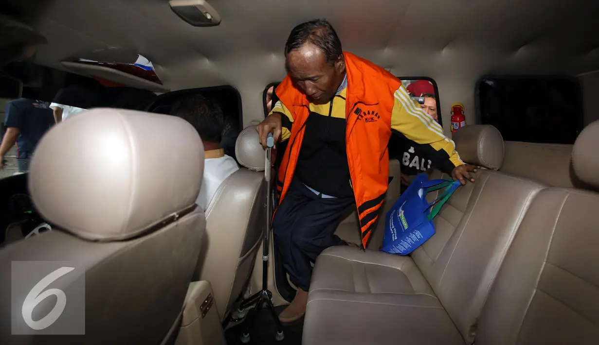 Sugiharto memasuki mobil yang menjemputnya usai menjalani pemeriksaan KPK, Jakarta, Jum'at (21/10). Pemeriksaan ini adalah pemeriksaan perdana bagi Sugiharto sejak ditetapkan menjadi tersangka. (Liputan6.com/Helmi Afandi)