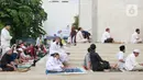Adapun yang bertindak sebagai khotib dalam pelaksanaan Sholat Idul Adha kali ini adalah Dr H M Anwar R Prawira, M.A. dan imam adalah H Mukhtar Ibnu, M.Pd. (Liputan6.com/Herman Zakharia)