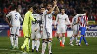 Pemain Real Madrid, Nacho, memberikan salam ke arah Madridistas usai laga kontra Atletico Madrid, di Stadion Vicente Calderon, Minggu (20/11/2016) dini hari WIB. Real Madrid unggul 3-0.  (Reuters/Javier Barbancho)