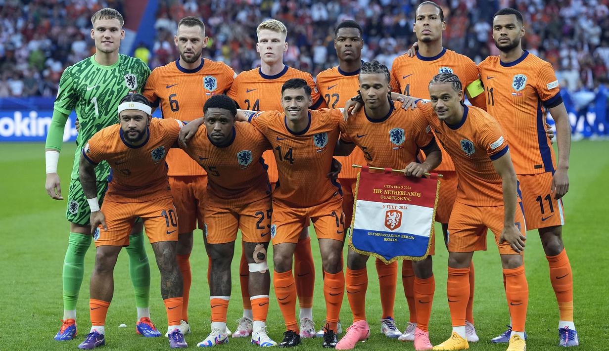 Para pemain starting XI Timnas Belanda berfoto bersama jelang menghadapi Timnas Turki pada laga perempatfinal Euro 2024 di Olympiastadion, Berlin, Jerman, Sabtu (6/7/2024). (AP Photo/Ariel Schalit)
