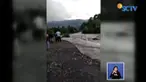 Tim Badan Penanggulangan Bencana Daerah (BPBD) Aceh tengah dibantu TNI-Polri bahu membahu membersihkan material longsor.