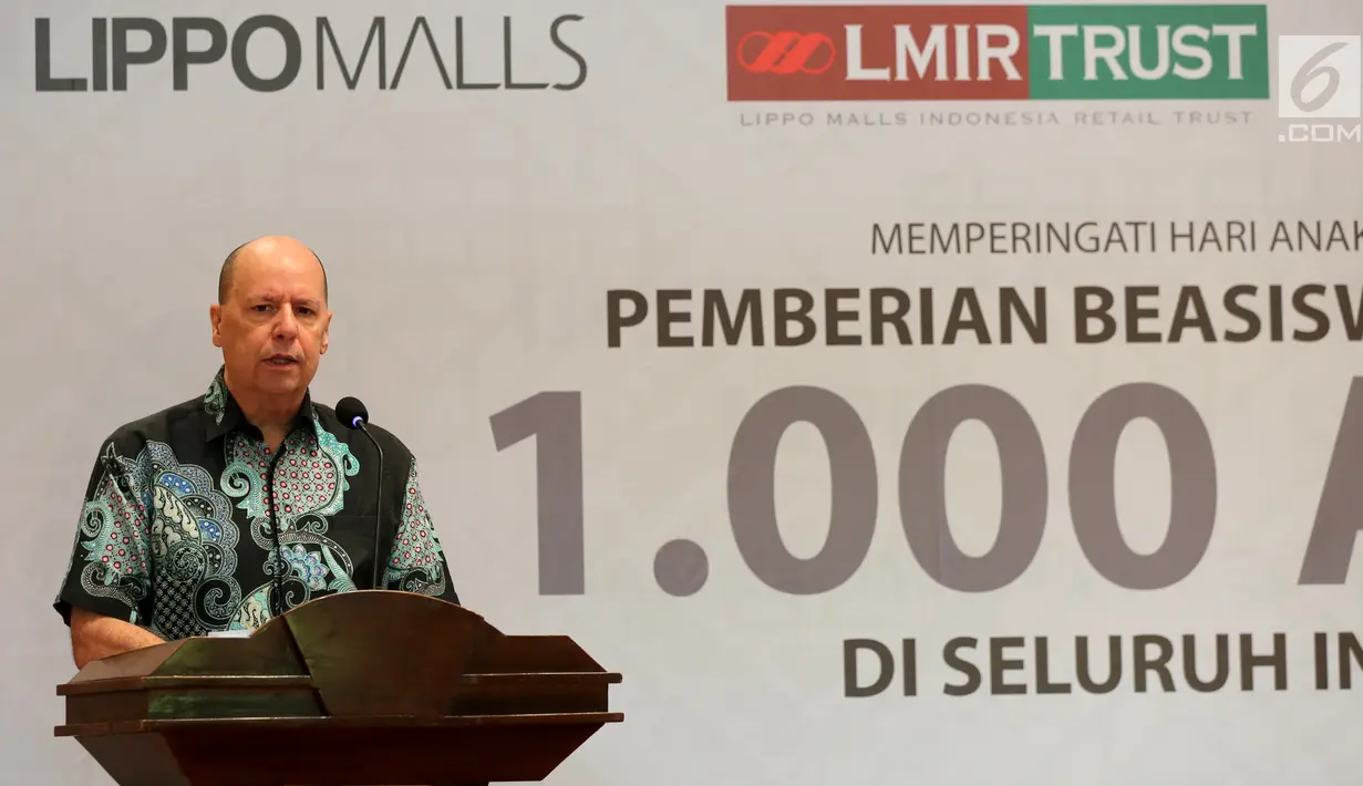 Chief Marketing Officer Lippo Malls Indonesia (LMI) Danny Crayton memberikan sambutan pada acara pemberian beasiswa pendidikan 1000 Anak Indonesia di Jakarta, Selasa (6/8/2019). Beasiswa senilai total 4 milyar rupiah dalam rangka Hari Anak Nasional. (Liputan6.com/Fery Pradolo)
