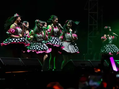 Member JKT48 saat tampil di hari kedua konser musik Soundsfest 2024 yang digelar di kawasan Summarecon Mal Bekasi, Jawa Barat, Minggu (28/7/2024). (Liputan6.com/Herman Zakharia)